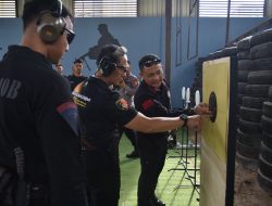 Tingkatkan Kemampuan Personel : Kapolda Lampung Ikuti Latihan Menembak Di Satbrimobda Lampung