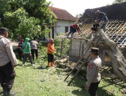 Polres Tuban Bersama BPBD Kabupaten Tuban Bantu Masyarakat Terdampak Bencana Puting Beliung