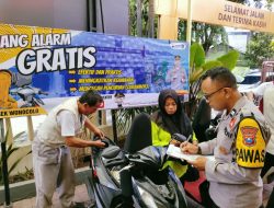 Pasang Alarm Gratis di Polsek Wonocolo Sepuluh Pendaftar Pertama Diberi Bonus Buah Durian