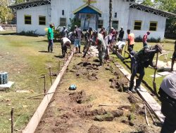 Perkokoh Kemanunggalan, Babinsa Koramil Kokonao Bersama Warga Binaan Gotong Royong Cor Jalan Gereja