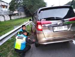 Respons Cepat dan Humanis, Petugas Jasa Marga Kamtib Surabaya–Gempol Bantu Pengguna Tol Alami Ban Bocor di KM 8A