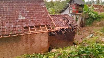 Dinsos Lamsel: Salurkan Bantuan Logistik Untuk Warga Sekurip Desa Kuripan Kec. Penengahan Terdampak puting beliung 5