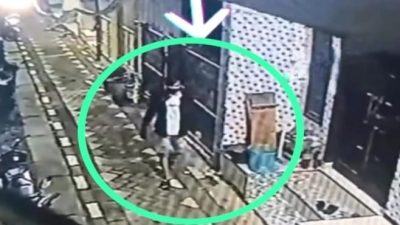 Bandit Curanmor Kedungmangu Surabaya Terekam CCTV Pelaku Gondol Metik Milik Korban 6