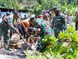 ‎TMMD Ke 127 Kodim 0808/Blitar Dan Warga Gotong Royong Cor Pondasi Rumah Mbah Mujinah