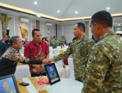 Wujud Empati, Panglima TNI Hadir Kuatkan Keluarga Prajurit Marinir yang Gugur