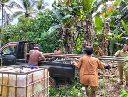 Personel TMMD Ke-127 Kodim 1514/Morotai Pasang Mesin Bor Air di Desa Falila