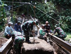 Pengelasan Besi WF Jadi Tahap Krusial Pembangunan Jembatan TMMD Ke-127 Di Desa Krisik