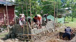 Personel Satgas TMMD Ke-127 Kodim 1514/Morotai Lanjutkan Pembangunan MCK di Desa Dehegila