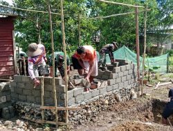 Personel Satgas TMMD Ke-127 Kodim 1514/Morotai Lanjutkan Pembangunan MCK di Desa Dehegila