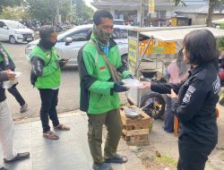 Pererat Silaturahmi, Bidhumas Polda Lampung Bagikan Takjil Gratis di Jalan Sultan Agung