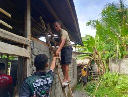 Personel TMMD Ke-127 Kodim 1514/Morotai Kerjakan Plester Dinding dan Pasang Triplek RTLH di Desa Mandiri