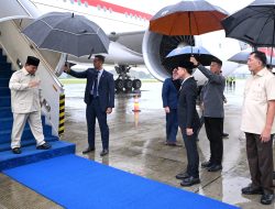 Panglima TNI Sambut Kedatangan Presiden RI Di Pangkalan TNI AU Halim PK