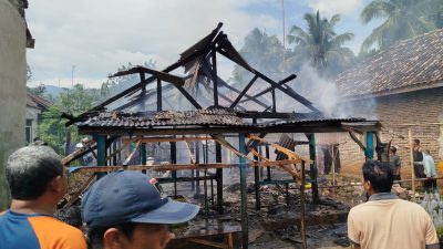 Sijago Merah Bereaksi Rumah Warga Belambangan Ludes Terbakar : Pemdes dan warga Berjibaku, Kerugian Capai 70 juta 6