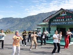 Senam Jum’at Sehat Bersama, Cara Ibu Persit Kodim 1714/Puncak Jaya Tampil Bugar Dan Sehat