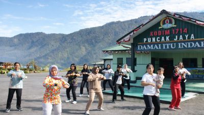 Senam Jum'at Sehat Bersama, Cara Ibu Persit Kodim 1714/Puncak Jaya Tampil Bugar Dan Sehat 7