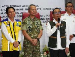 Wakil Ketua I Satgas PRR Letjen TNI Richard Tampubolon Dampingi Menko PMK Penyerahan Bantuan Stimultan Rumah Rusak Pascabencana di Sumatera