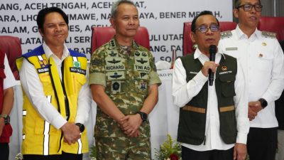 Wakil Ketua I Satgas PRR Letjen TNI Richard Tampubolon Dampingi Menko PMK Penyerahan Bantuan Stimultan Rumah Rusak Pascabencana di Sumatera 6