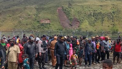 Dandim 1714/PJ Dampingi Bupati Puncak Serahkan Sembako Untuk Masyarakat Pengungsi di Kab. Puncak Jaya 8