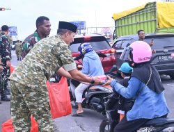 Berbagi Kebahagiaan Ramadan, Lanud Sultan Hasanuddin Bagikan Takjil di Simpang Lima Bandara