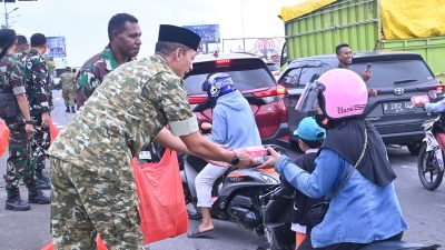 Berbagi Kebahagiaan Ramadan, Lanud Sultan Hasanuddin Bagikan Takjil di Simpang Lima Bandara 7