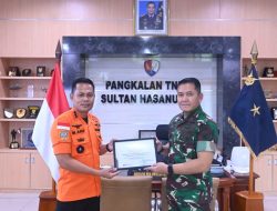 Danlanud Sultan Hasanuddin Terima Penghargaan Basarnas atas Dedikasi Operasi SAR ATR 42-500