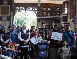 Gubernur Jatim Salurkan Bansos di Tuban