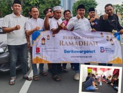Beritawarga.net Bagikan 400 Takjil di Depan Taman Apsari, Dilanjutkan Buka Bersama di Kantor AMI