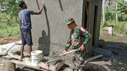 Personel TMMD Ke-127 Kodim 1514/Morotai Bersama Warga Laksanakan Pelesteran MCK di Desa Dehegila 2