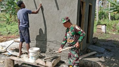 Personel TMMD Ke-127 Kodim 1514/Morotai Bersama Warga Laksanakan Pelesteran MCK di Desa Dehegila 6