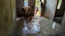 Personel TMMD Ke-127 Kodim 1514/Morotai Lanjutkan Pekerjaan Flur Lantai dan Pemasangan Lisplang RTLH