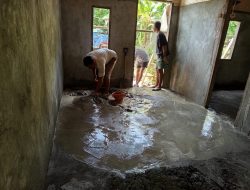 Personel TMMD Ke-127 Kodim 1514/Morotai Lanjutkan Pekerjaan Flur Lantai dan Pemasangan Lisplang RTLH