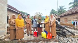 SMAN 2 Kalianda Tunjukkan Empati, Kunjungi dan Bantu Korban Kebakaran di Belambangan 2