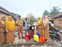 SMAN 2 Kalianda Tunjukkan Empati, Kunjungi dan Bantu Korban Kebakaran di Belambangan