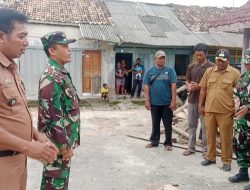 TNI Sigap Hadapi Bencana, Koramil 421-03/Penengahan Bantu Warga Terdampak Puting Beliung di Ketapang