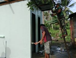 Personel TMMD Ke-127 Kodim 1514/Morotai Laksanakan Pengecatan MCK di Desa Dehegila