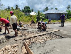 Personel TMMD Ke-127 Kodim 1514/Morotai Laksanakan Pengecoran Plat Deker Gorong-Gorong di Desa Gotalamo