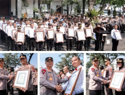 Kapolrestabes Surabaya Beri Penghargaan Anggota dan Warga Berprestasi