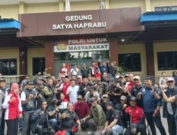 Ratusan Jurnalis Geruduk Mapolda Jatim Desak Bongkar Dugaan OTT “Settingan”, Singgung Potensi Pelanggaran UU dan Penyalahgunaan Wewenang