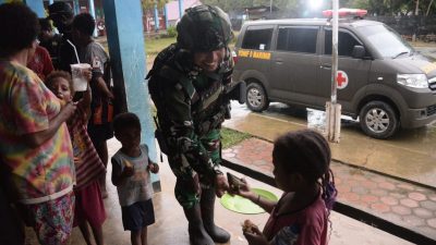 Tim Patroli Gabungan Koops TNI Papua Evakuasi 21 Pengungsi di Aifat Timur Jauh Maybrat 6