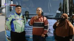 Aksi Heroik Satlantas Polres Gresik, Antarkan Pasutri Asal Situbondo yang Ketinggalan Bus Mudik 3