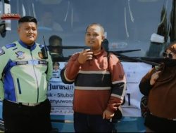 Aksi Heroik Satlantas Polres Gresik, Antarkan Pasutri Asal Situbondo yang Ketinggalan Bus Mudik