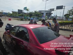 Bermodal Ranting Kayu, Polisi Sigap Beri Bantuan Pemudik Alami Kunci Mobil Terkunci.