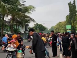 Persaudaraan Setia Hati Terate Rayon Mojomalang Ranting Parengan Berbagi Takjil Dilanjutkan Buka Bersama Pererat Persaudaraan