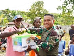 Wujudkan Kepedulian, Koops TNI Papua Gelar Pengobatan Gratis dan Bagi Sembako di Kampung Iwaka