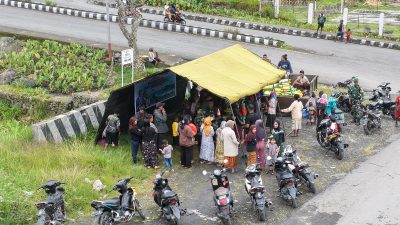 TNI dan Bulog Bersinergi, Hadirkan Program Pangan Murah Beras Dukung Swasembada Pangan di Kab. Puncak Jaya 7