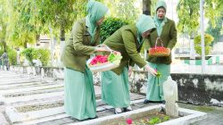 Persit KCK Kodim Bojonegoro Laksanakan Ziarah Rombongan dan Tabur Bunga