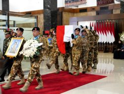 Presiden RI Beri Penghormatan Terakhir Untuk Tiga Prajurit TNI Saat Persemayaman di Bandara Soekarno-Hatta