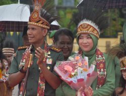 Kodim 1710/Mimika Gelar Tradisi Penyambutan Dandim dan Ketua Persit KCK