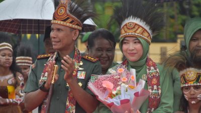 Kodim 1710/Mimika Gelar Tradisi Penyambutan Dandim dan Ketua Persit KCK 6