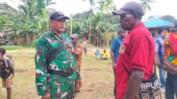 Babinsa Koramil Mapurujaya Laksanakan Komsos Bersama Warga Kampung Fanamo